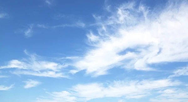 Небо блакитні білі хмари свіже повітря природа — стокове фото