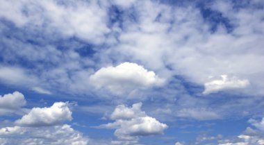 Bulutlu mavi gökyüzü