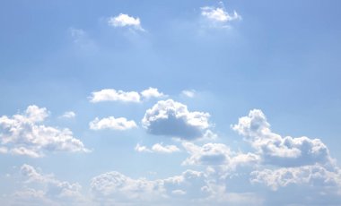 Bulutlu mavi gökyüzü