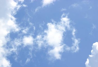 Gökyüzü beyaz bulutlar saf hava