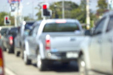 Araba yolda bulanıklaşıyor.