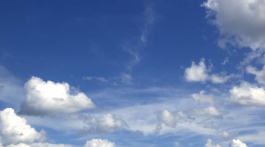 Mavi gökyüzünde beyaz bulut doğa arkaplanı