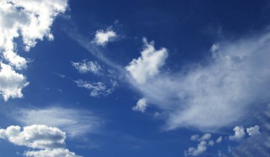 Mavi gökyüzünde beyaz bulut doğa arkaplanı