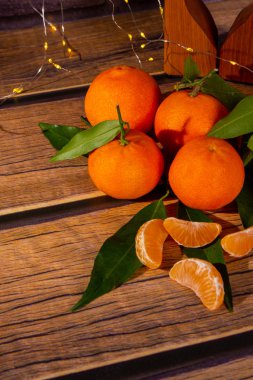 Masanın üzerinde mandalina parçaları var.