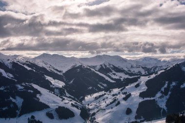 Avusturya Alplerinde karlı kış