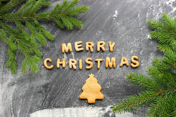 Pişmiş mektuplar Mutlu Noeller, yıldızlar, kar taneleri. Zencefilli tebrik kartı. Tahta masadaki zencefilli ekmekten yapılmış Noel kartı. Fırın tepsisindeki zencefilli kurabiyelerden mutlu noeller.