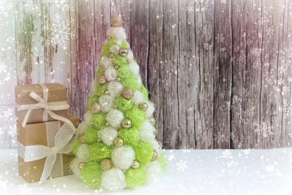 有创意的圣诞树 圣诞背景 乡村风格 圣诞树 白色的木制背景 工艺盒 用缎带捆扎 美丽的圣诞树 有金球 白色相框 — 图库照片