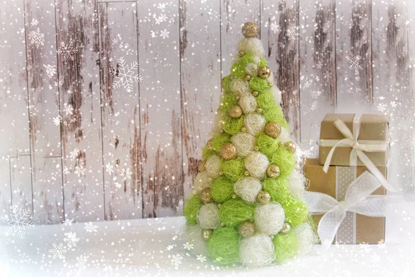 有创意的圣诞树 圣诞背景 乡村风格 圣诞树 白色的木制背景 工艺盒 用缎带捆扎 美丽的圣诞树 有金球 白色相框 — 图库照片