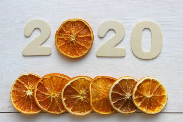 Angka 2020 Pada Latar Belakang Kayu Putih Dan Irisan Oranye — Stok Foto