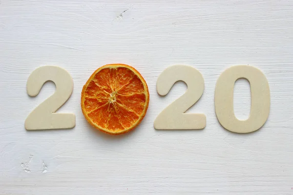 Рисунки 2020 Года Белом Деревянном Фоне Сушеные Оранжевые Ломтики Принято Лицензионные Стоковые Фото