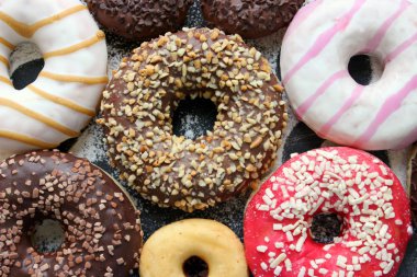 Beyaz arka planda çeşitli çörekler, yukarıdan. Çikolata kaplı çeşitli çörekler. Yakın plan.. 