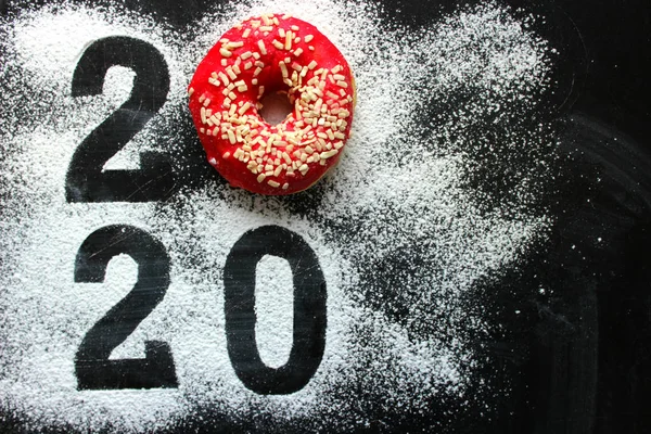 Texto 2020 Cercado Por Donuts Coloridos Vintage Fundo Preto Conceito — Fotografia de Stock