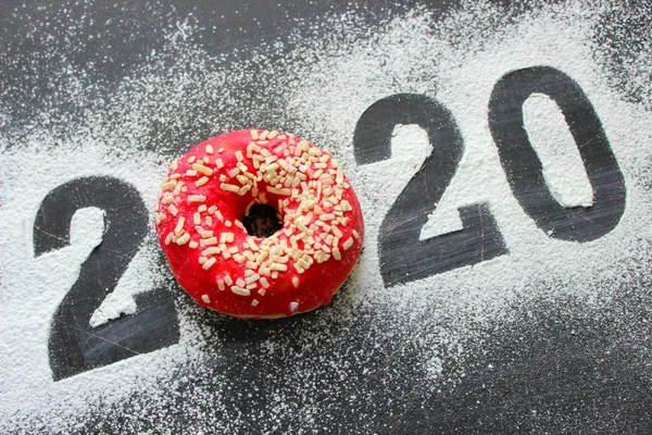 Metin 2020, siyah arka planda renkli çöreklerle çevrili, yeni yıl konsepti. Yeni yıl, Noel arkaplanı, fotokopi alanı, rakamlar 2020.