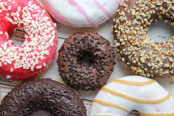 Diverse Donuts Witte Achtergrond Van Bovenaf Gesorteerde Donuts Met Chocolade — Stockfoto