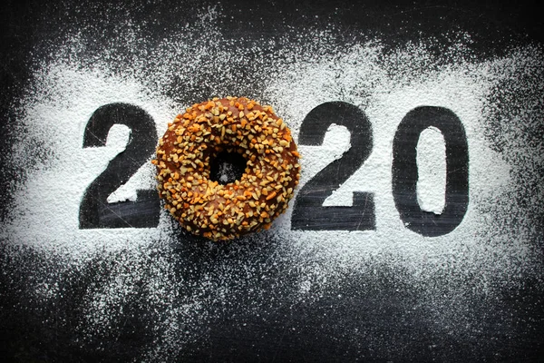 Texto 2020 Cercado Por Donuts Coloridos Vintage Fundo Preto Conceito — Fotografia de Stock