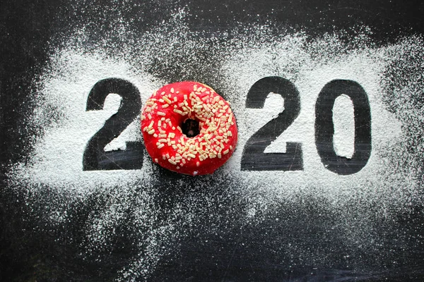 Текст 2020 Оточений Барвистими Пончиками Чорному Тлі Новорічною Концепцією Новий — стокове фото