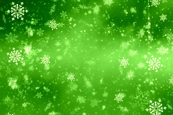 Tatiller için yeşil Noel geçmişi. Yeşil arka planda kar taneleri olan Noel süslemesi çözülmüş. Boşluğu kopyala.