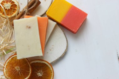 Ahşap arka planda el yapımı doğal sabun. Spa doğal tedavileri. Doğal sabun, vücut fırçası, yağ şişesi ve pamuk havlusu, spa ve sağlık ürünleri ile el yapımı organik sabun..