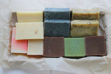 Renkli el yapımı sabun kavramı. Ahşap zeminde doğal el yapımı sabun. El yapımı doğal ekolojik sabun, seçici odaklanma. Boşluğun kopyası, üst görünüm, arkaplan kipi. Sağlıklı cilt. Ellerini yıka..