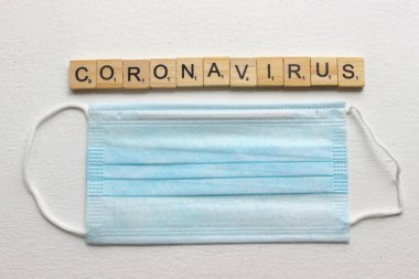 Tahta blokların üst görüntüsü beyaz zeminde Coronavirus 'u durdurur. 2019 küresel koronavirüs salgınını durdurun. Boşluğun kopyası.
