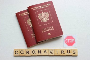 Salgın, koronavirüs ve konsept seyahat kısıtlamaları. Not COVID-19, salgını durdurun ve pasaport Corona virüsünün yeni bir salgını.