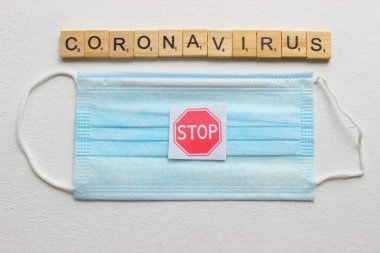 Tahta blokların üst görüntüsü beyaz zeminde Coronavirus 'u durdurur. 2019 küresel koronavirüs salgınını durdurun. Boşluğun kopyası.