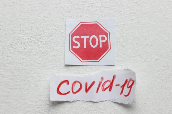 Testo Stop Covid Rosso Pezzo Carta Strappato Concetto Pandemia Coronavirus — Foto Stock