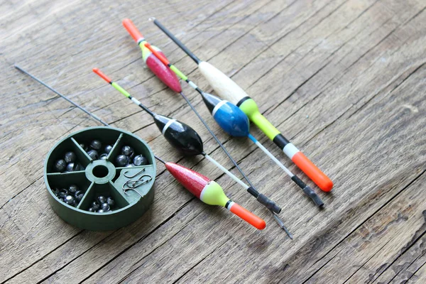 Cañas Pescar Carretes Con Línea Pesca Sobre Viejo Fondo Madera — Foto de Stock