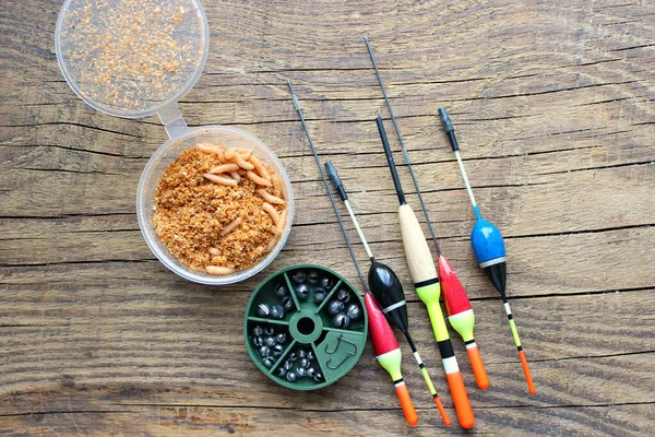 Cañas Pescar Carretes Con Línea Pesca Sobre Viejo Fondo Madera — Foto de Stock