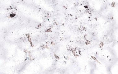 Eski püskü kağıt. Kağıt sırılsıklam çay. Bir fincan çay. Sayfanın köşesinde. Doku - eski kağıttan bir tutam kahve.