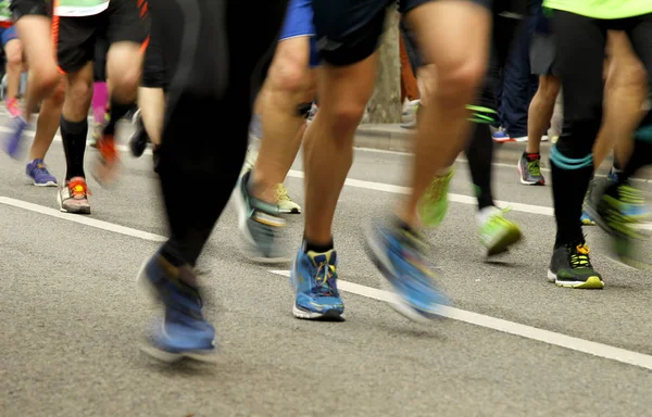 Löpare fötter på vägen i blur rörelse — Stockfoto