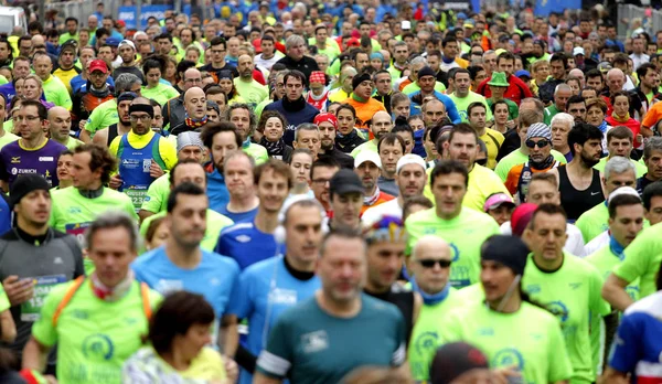 Barcelona ruas lotadas de corredores — Fotografia de Stock