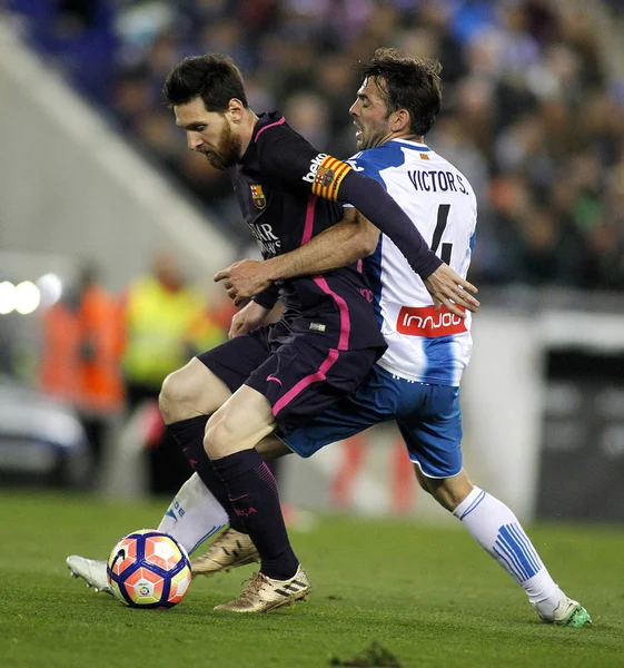 Leo Messi (L) del FC Barcelona combatte con Victor Alvarez (R) dell'RCD Espanyol — Foto Stock