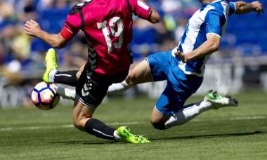 iki futbol oyuncuları vie