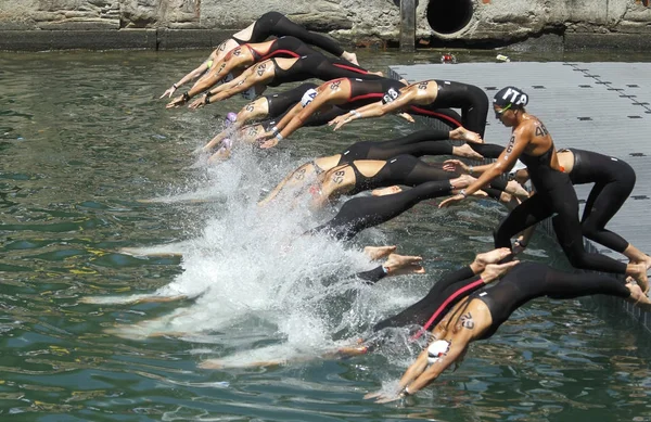 Zwemmers op de start van het open water evenement — Stockfoto