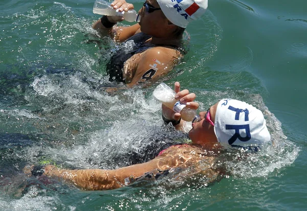Undefinierter Schwimmer trinkt auf Open-Water-Veranstaltung — Stockfoto