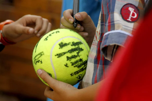 Tenista Podepisování Autogram Pro Tenisové Fanoušky Během Barcelona Tenisový Turnaj — Stock fotografie