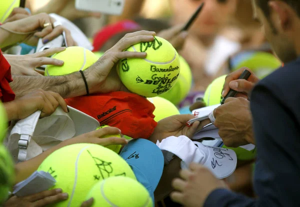 Gli Appassionati Tennis Tengono Una Palla Chiedendo Autografo Giocatori Durante — Foto Stock