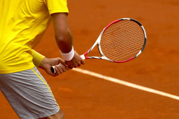 Ein Tennisspieler Wartet Während Eines Matches Auf Seinen Aufschlag lizenzfreie Stockbilder