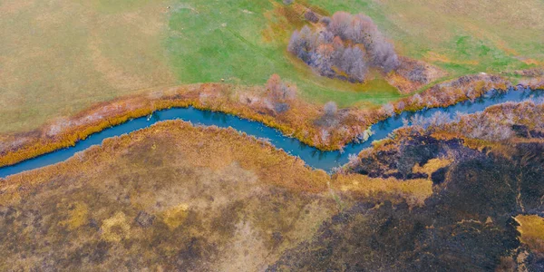 Un pequeño río pintoresco con agua azul clara entre la brillante foto multicolor del prado de otoño del dron — Foto de Stock