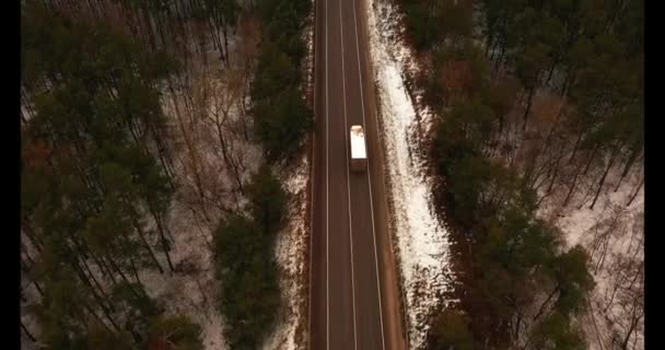 Bílý přívěs jede po venkovské dálnici. Střílet na stíhací letoun. Kinematografický efekt. — Stock video