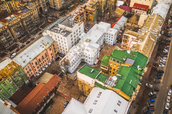 Gündüz saatlerinde İHA 'dan Kiev' in çok renkli çatılarının görüntüsü — Stok fotoğraf