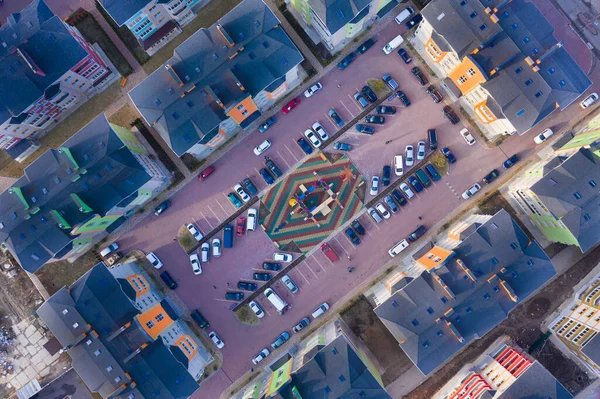 Top view Sport Speeltuin in de buurt van Residentiële Huizen met prachtige blauwe betegelde daken. Paint Yard tussen de vijf verdiepingen tellende woonwijk van de drone. — Stockfoto
