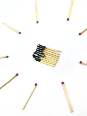 Salgın güvenliği için sosyal uzaklık kavramı. Kibritlerden yayılan viral hastalık salgını. Covid-19, 2019-Ncov ve Coronavirus tehlikesi.