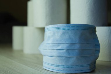Tıbbi koruyucu cerrahi maskeyle tuvalet kağıdı rulosu
