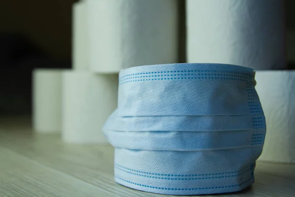 Gulungan tisu toilet dalam medis pelindung masker bedah — Stok Foto