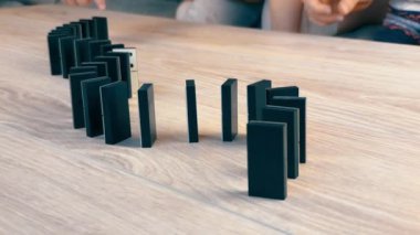 Slow Mo Kids Domino oynar. Düşen domino taşları. Domino etkisi.