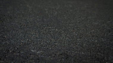 Siyah asfaltın yüzeyi yumuşak bir odak noktasıdır. Koyu Katran Asfalt Arkaplan dokusu 20 derecelik açıyla. 