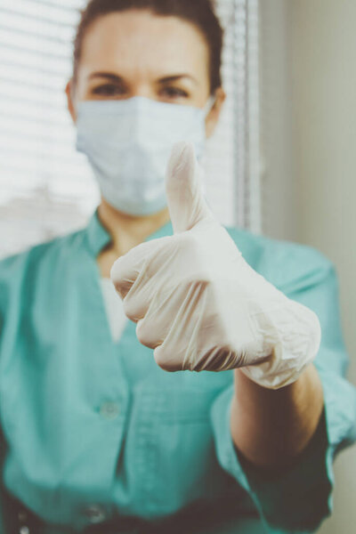 Жест палец вверх делает врачом - медсестрой в хирургической маске. Конец эпидемии коронавируса
.