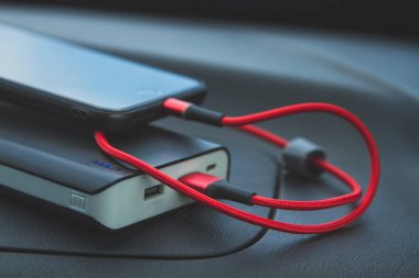 Akıllı telefonu elektrik kablosu ile şarj et..